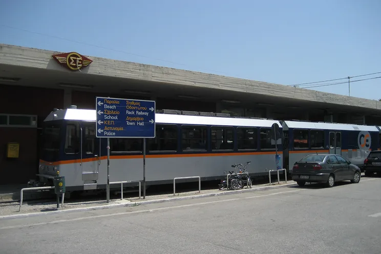 Ο σταθμός του Διακοπτού με τον συρμό του Οδοντωτού και τις πινακίδες κατεύθυνσης του χωριού