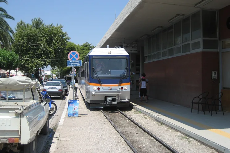 Ο συρμός του Οδοντωτού στην αποβάθρα του σταθμού Διακοπτού, δίπλα στον δρόμο του χωριού